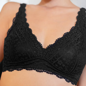 Hoppy Poppy! V2.0 Seamless Lightly-Lined Lace Bralette in Black