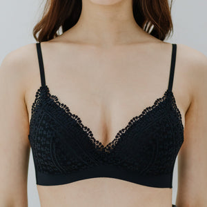 Hoppy Poppy! Seamless Lightly-Lined Lace Bralette in Black