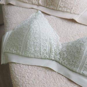 Hoppy Poppy! Seamless Lightly-Lined Lace Bralette in Black