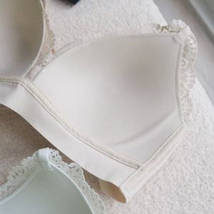 Hoppy Poppy! Seamless Lightly-Lined Lace Bralette in Honeydew