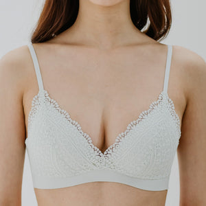 Hoppy Poppy! Seamless Lightly-Lined Lace Bralette in Honeydew