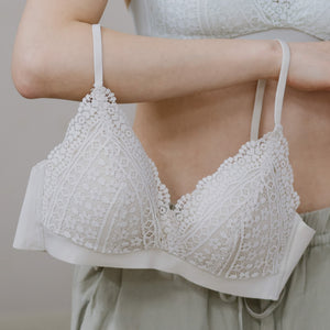 Hoppy Poppy! Seamless Lightly-Lined Lace Bralette in Oatmilk