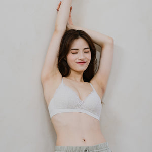 Hoppy Poppy! Seamless Lightly-Lined Lace Bralette in Oatmilk