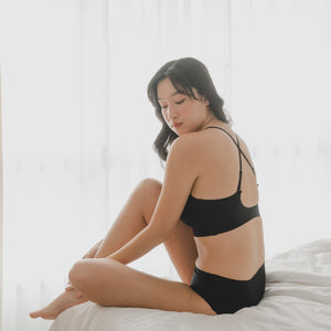 air-ee V-Neck Seamless Pullover Bra (Signature Edition) in Black