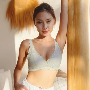 Hoppy Poppy! V2.0 Seamless Lightly-Lined Lace Bralette in Honeydew