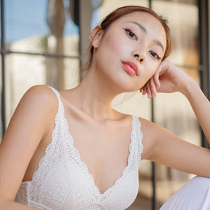 Hoppy Poppy! V2.0 Seamless Lightly-Lined Lace Bralette in Oatmilk