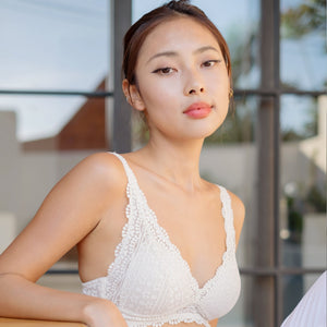 Hoppy Poppy! V2.0 Seamless Lightly-Lined Lace Bralette in Oatmilk