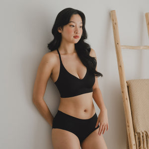 air-ee V-Neck Seamless Pullover Bra (Signature Edition) in Black